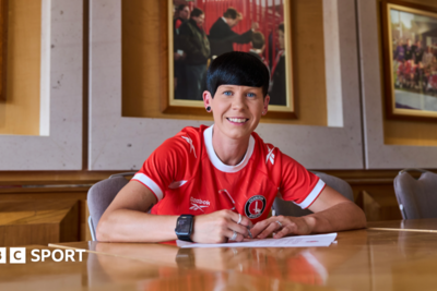 Charlton Athletic sign Leicester's Neville