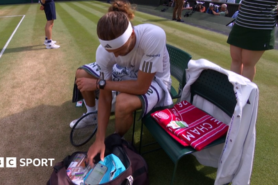 Why is Zverev allowed to use his phone at Wimbledon?